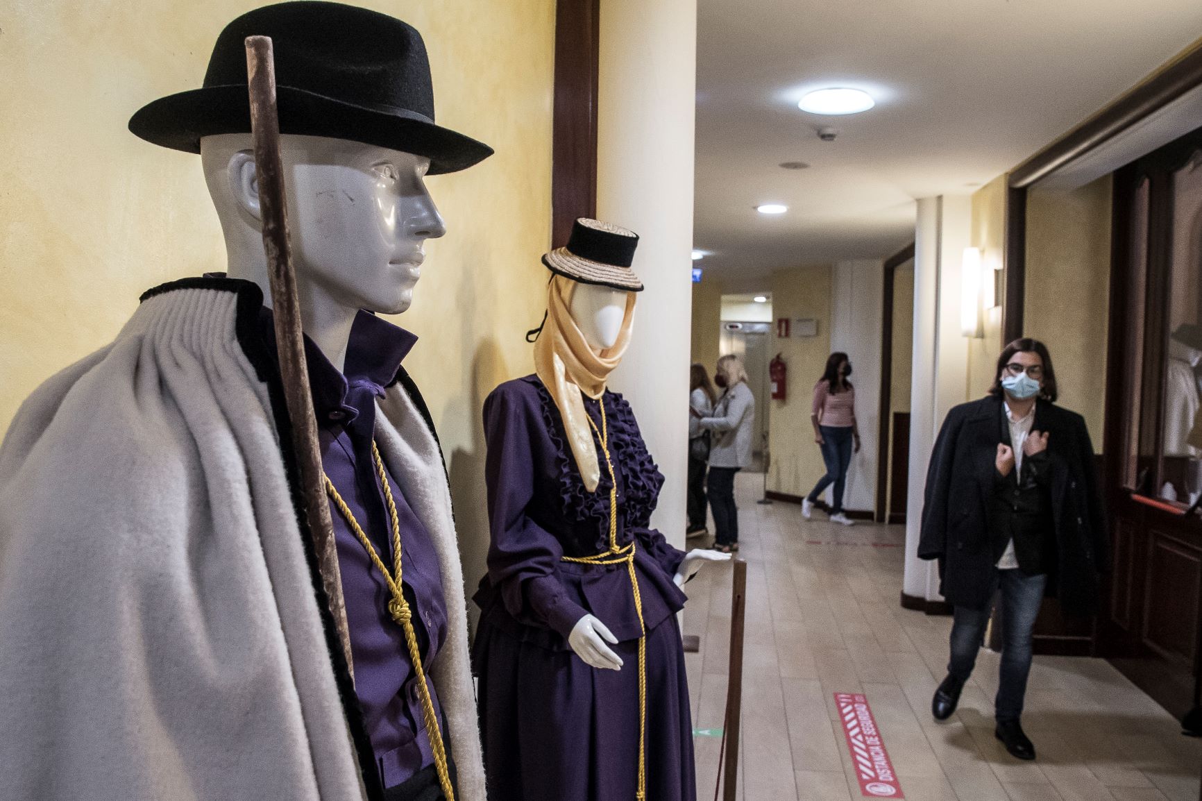 Exposición ‘Los hábitos religiosos en la vestimenta tradicional’ en el Teatro Leal. Tenerife