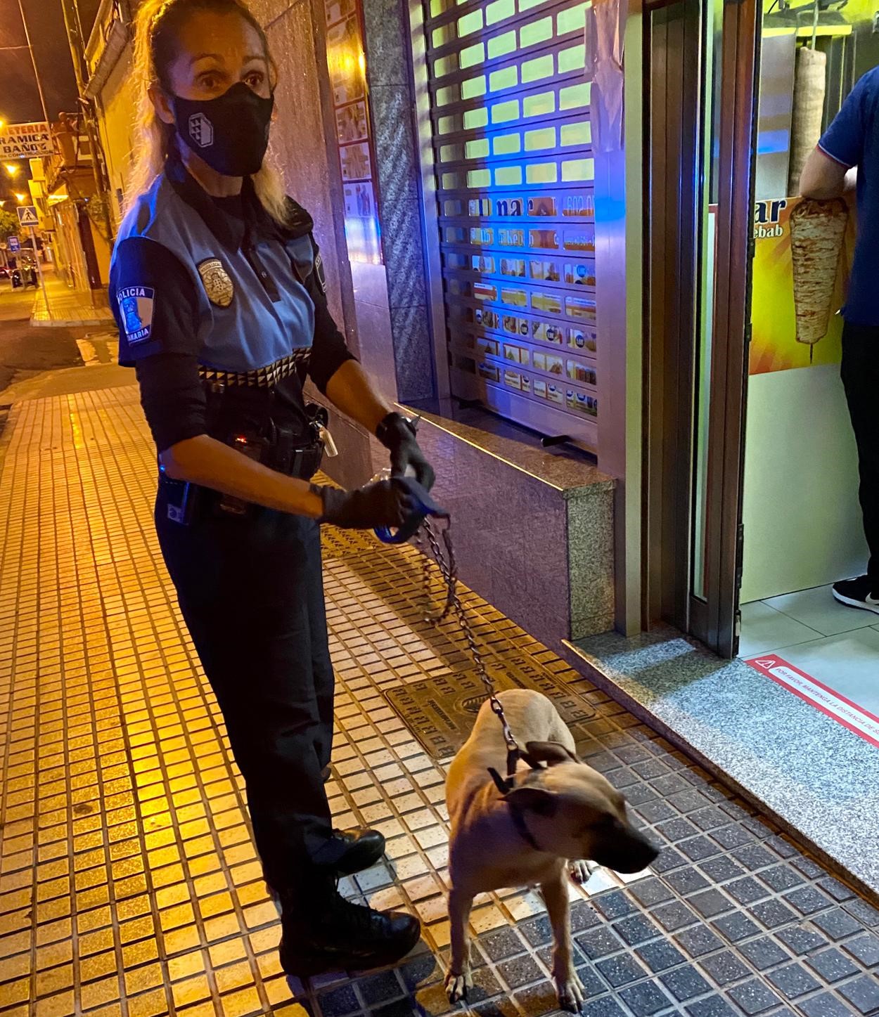 Policía Local de Las Palmas de Gran Canaria con el perro maltratado