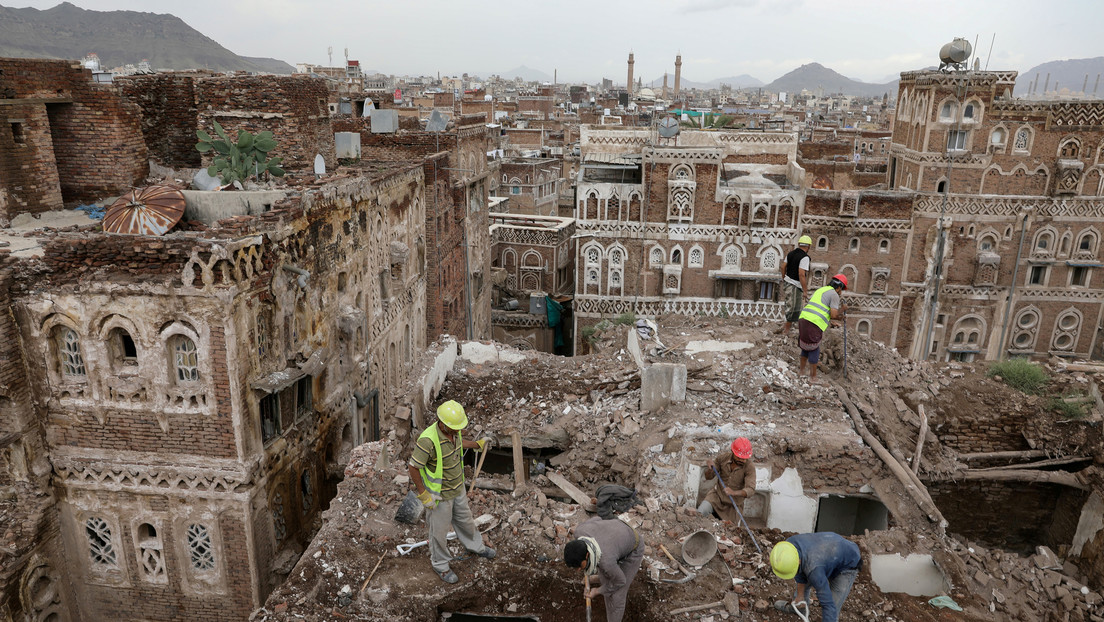 edificio dañado por lluvias en la ciudad de Saná, Yemen