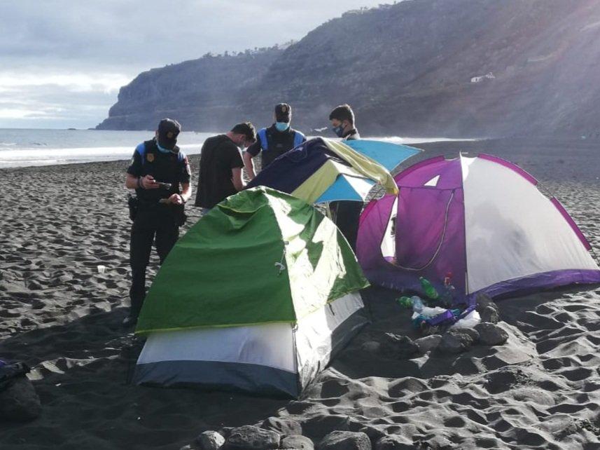 Desalojan a 62 personas acampadas en una playa de La Orotava. Tenerife