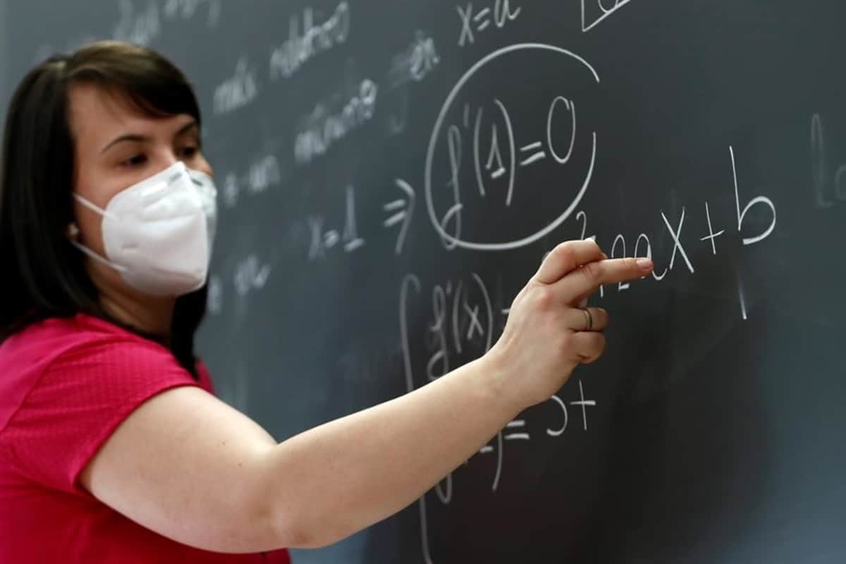 Docente con mascarilla protegido frente a la Covid-19