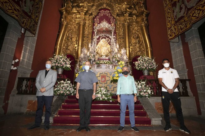 La UD Las Palmas realiza la ofrenda a la Virgen del Pino