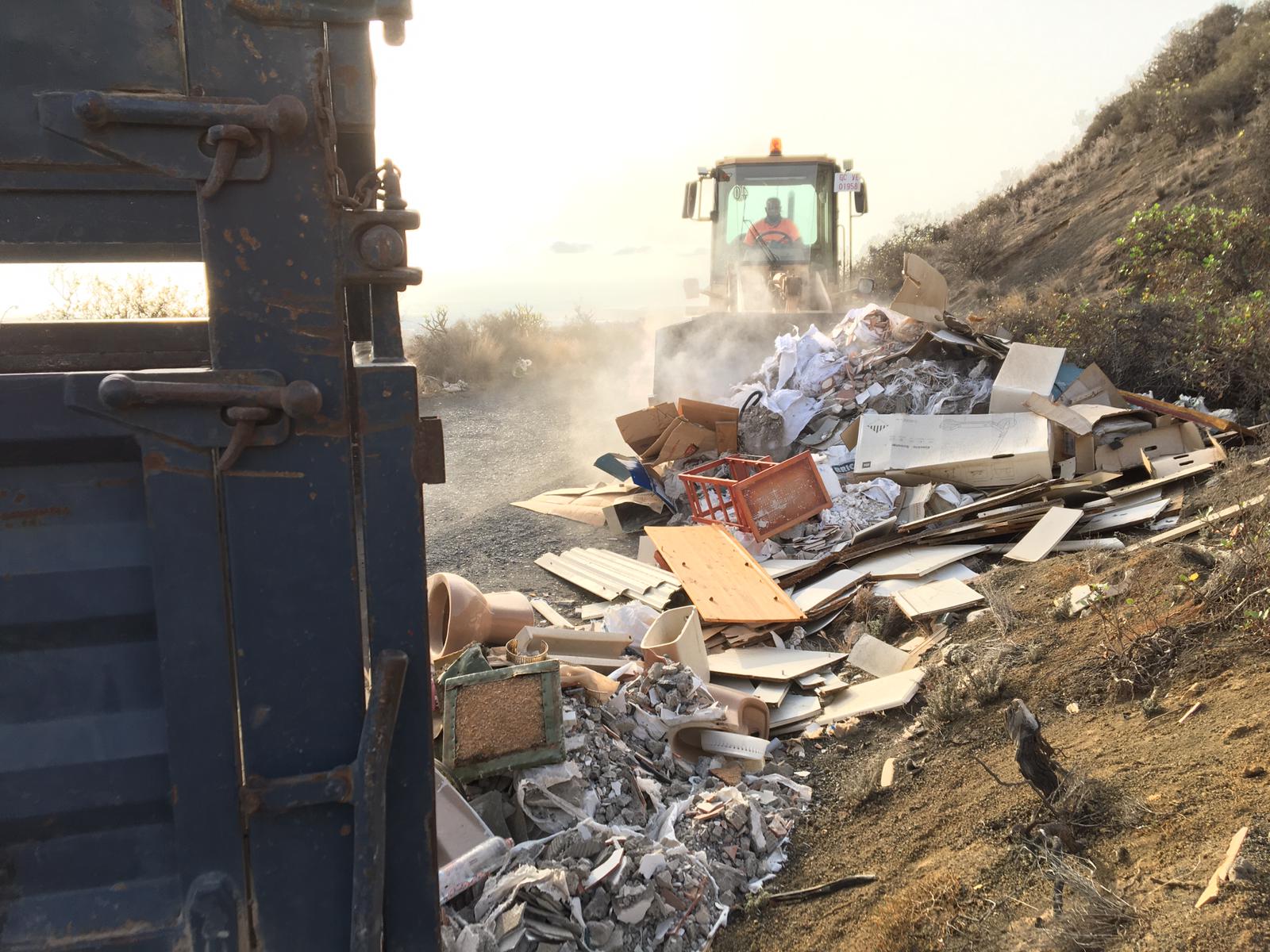 Telde retira un vertido ilegal de escombros de la Sima de Jinámar 