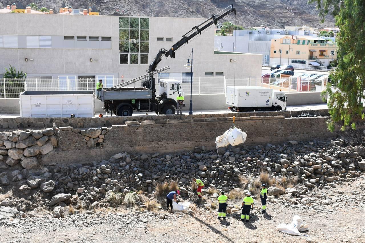 Operarios de limpieza en el barranco de Mogán. Gran Canaria