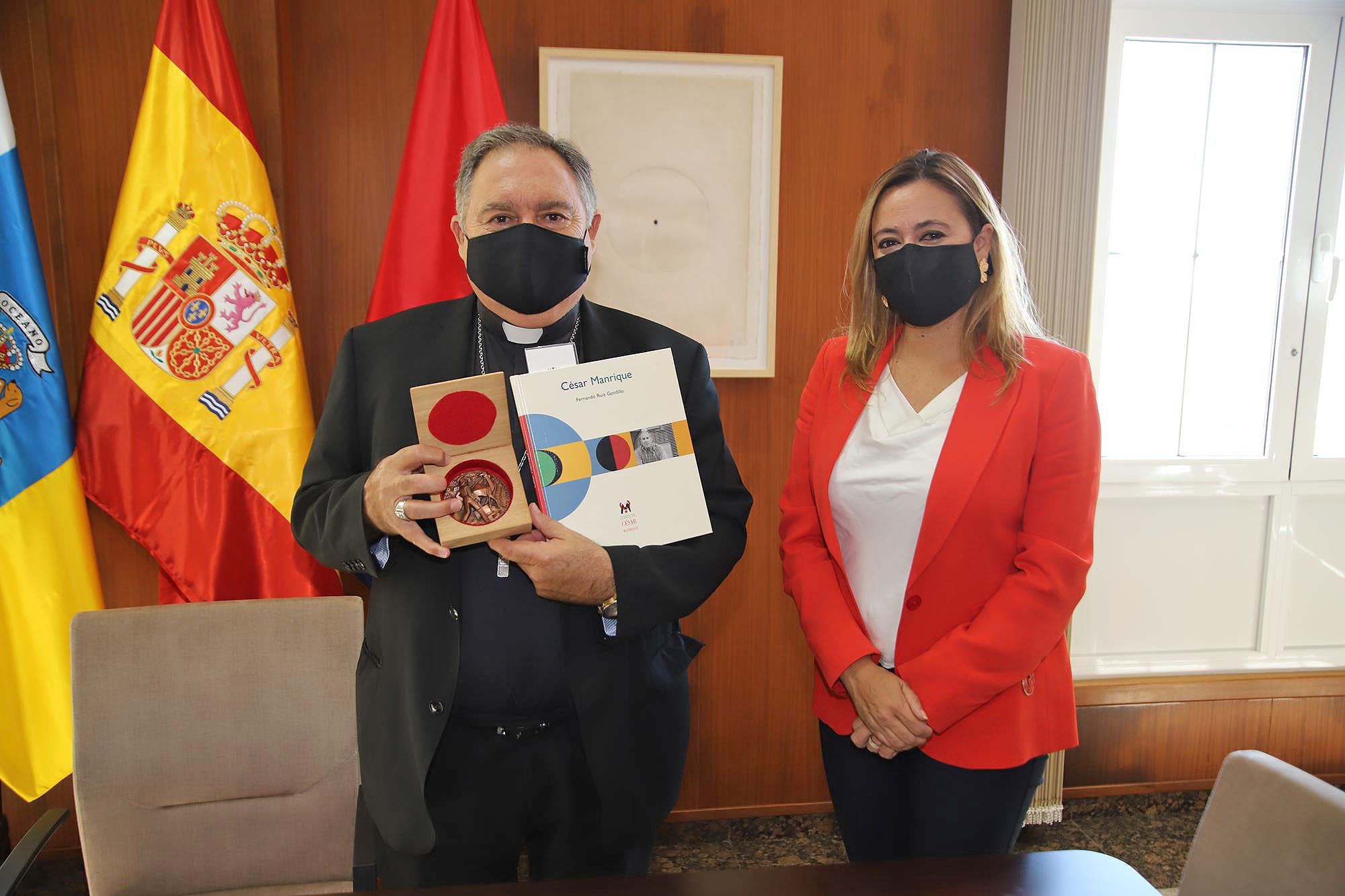 María Dolores Corujo recibe al obispo de la Diócesis de Canarias, José Mazuelos