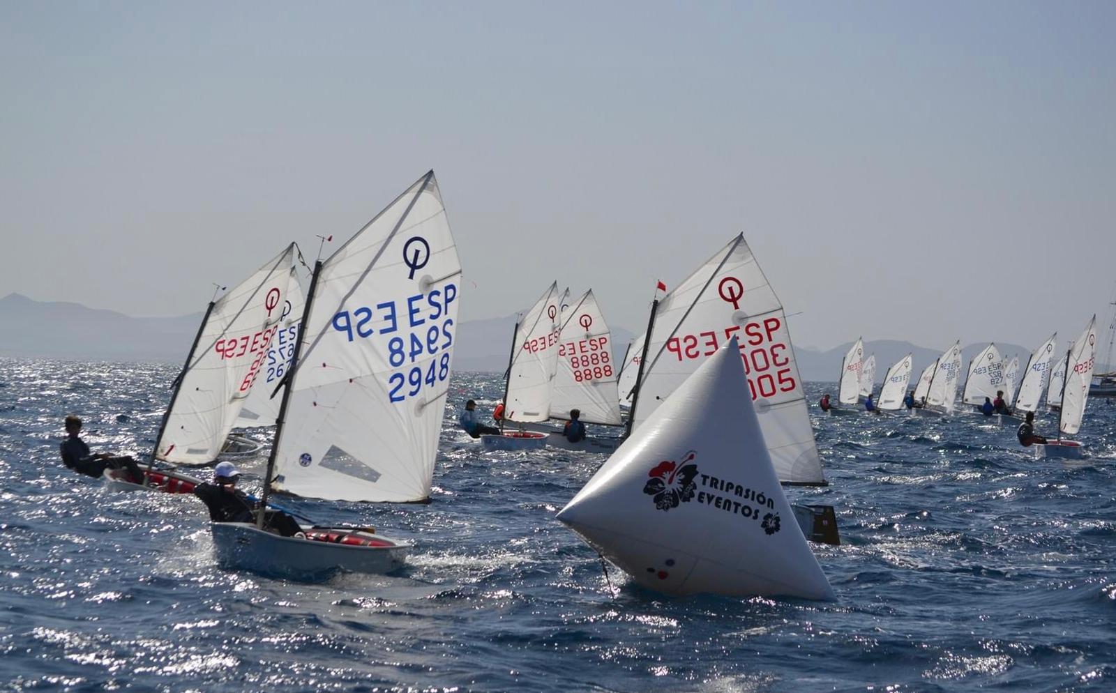 Playa Blanca reanuda la competición oficial de vela clase Optimist de Canarias