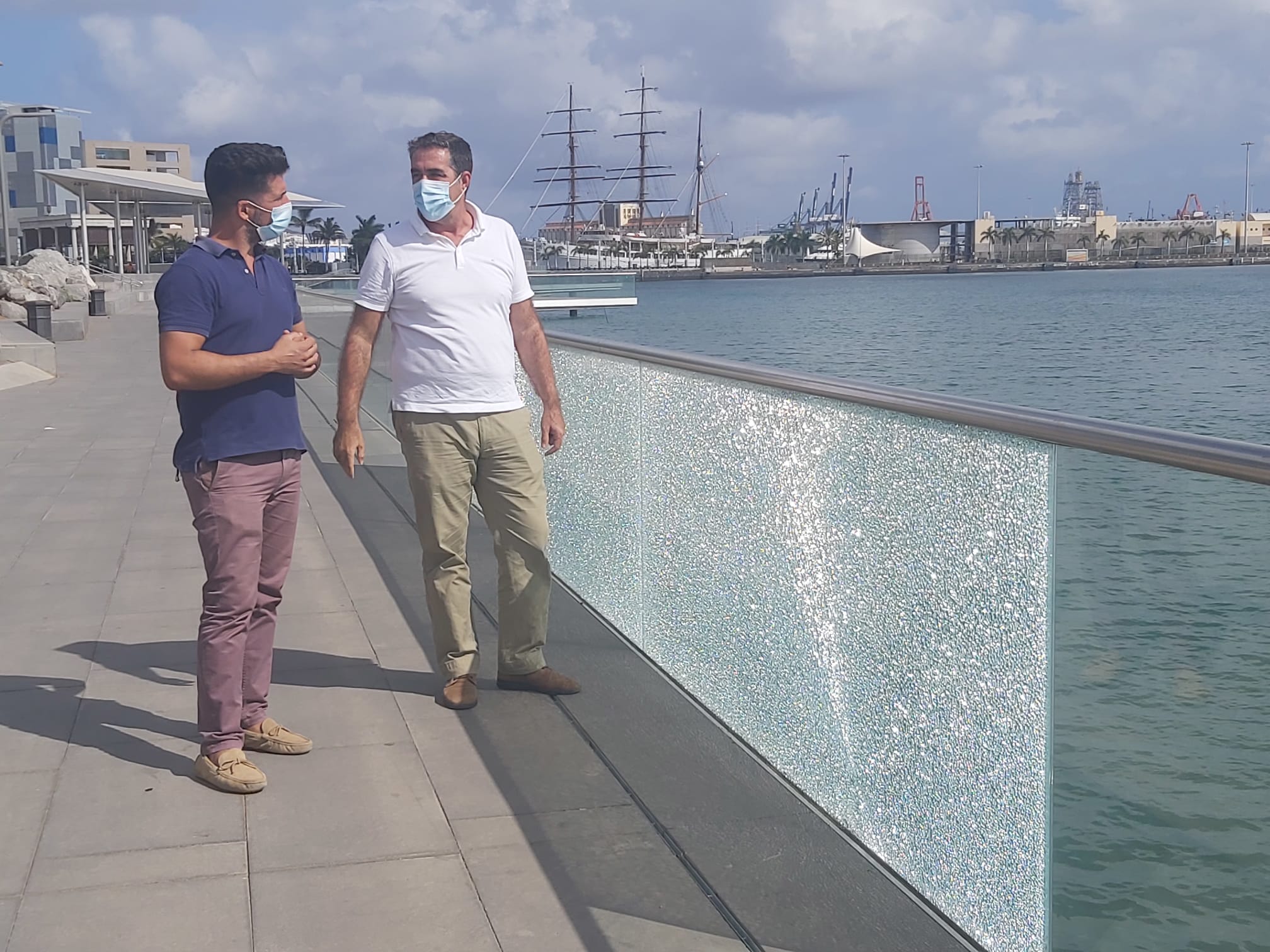 David Suárez y Francis Candil ante los desperfectos de las barandillas de cristal. Las Palmas de Gran Canaria