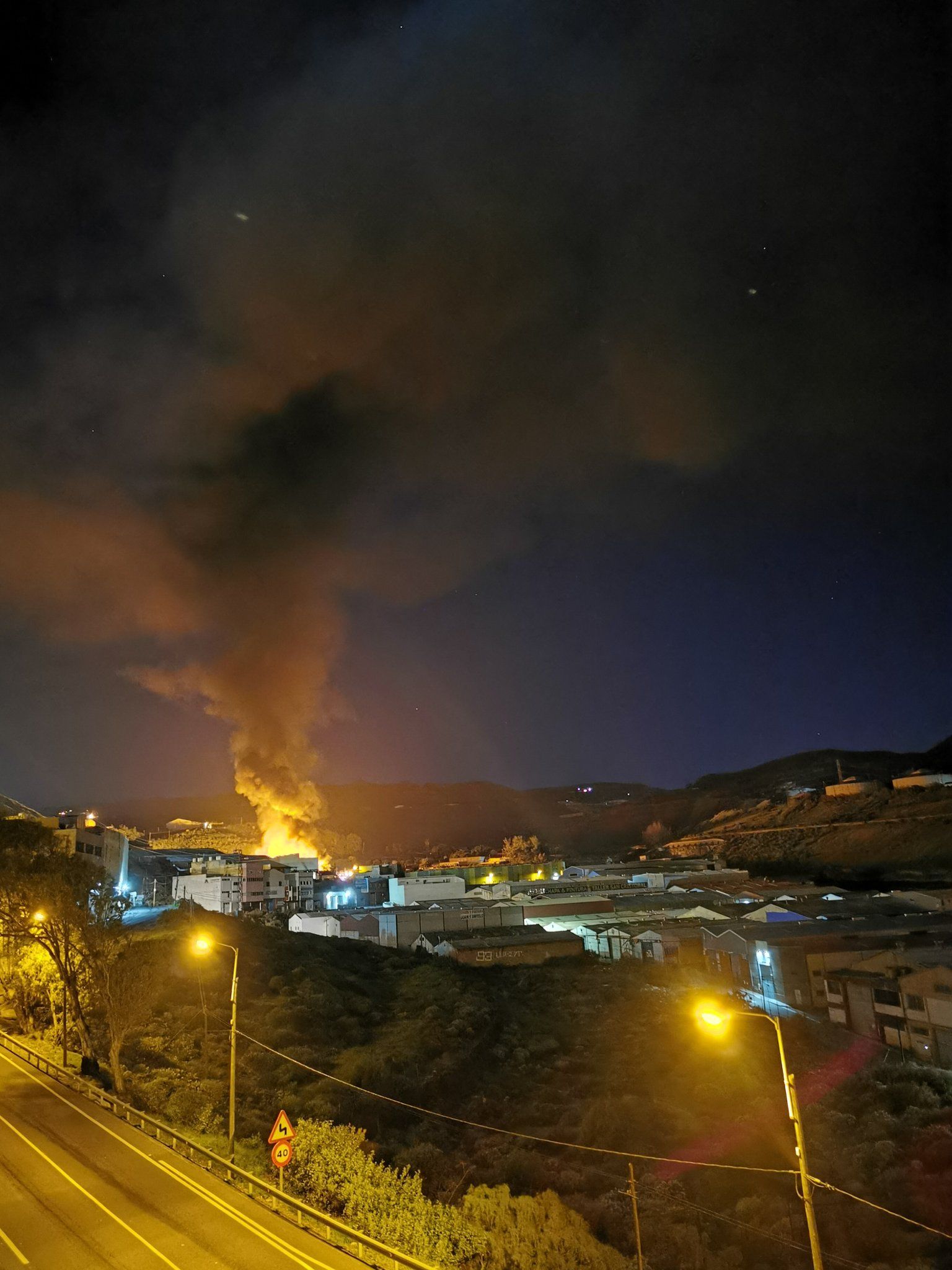 Incendio en la zona industrial de Maipez en Telde/ canariasnoticias.es