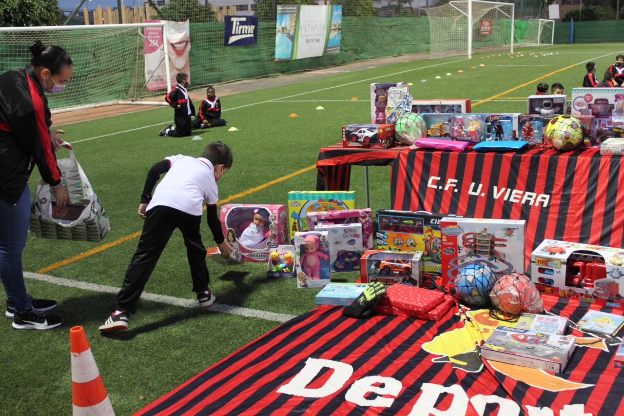 El Unión Viera entrega más de 300 juguetes a la Casa de Galicia/ canariasnoticias.es