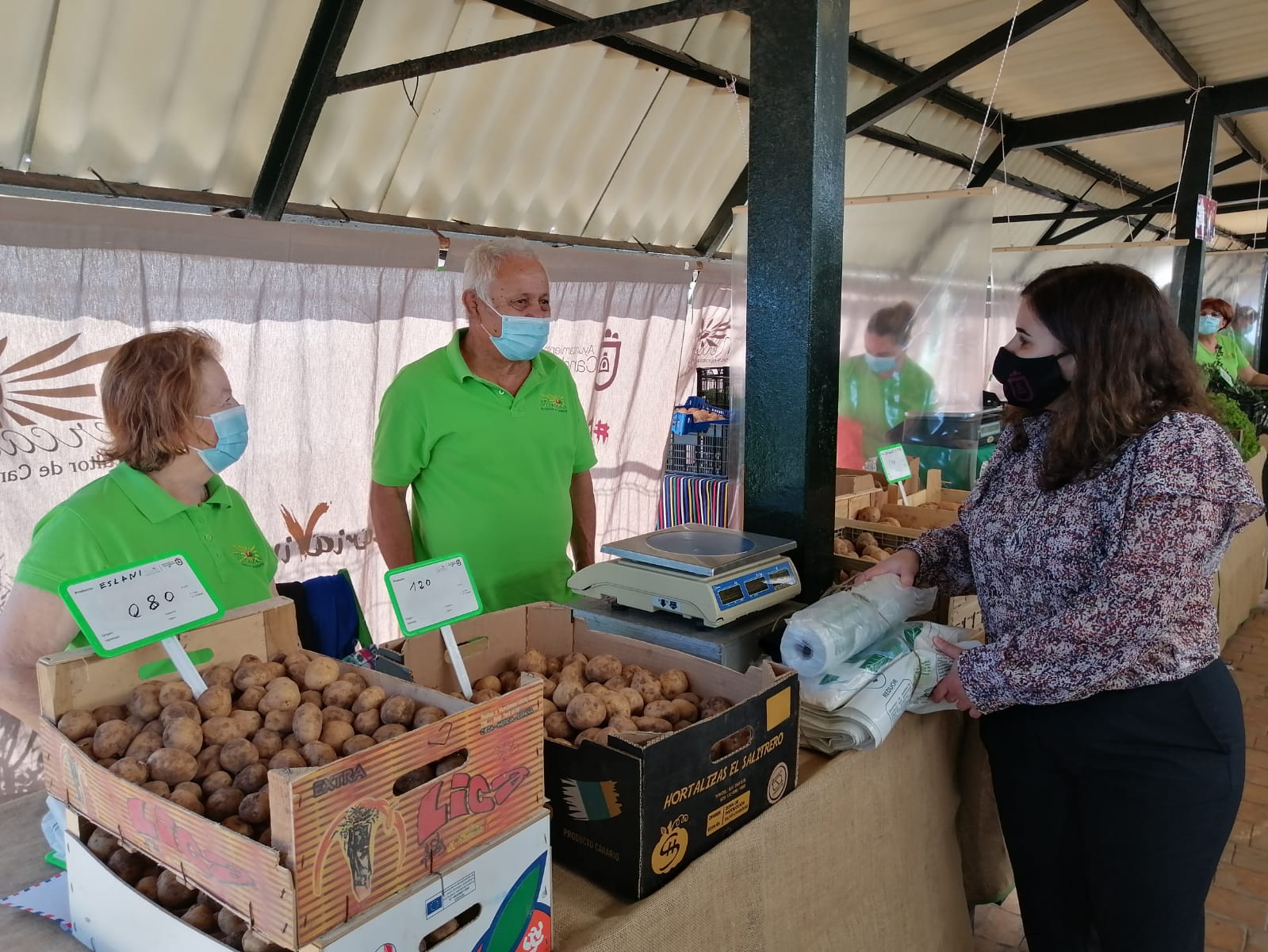 La Alcaldesa María Concepción Brito en el Mercado del Agricultor de Candelaria / CanariasNoticias.es