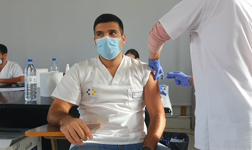 Vacunación de un profesional sanitario / CanariasNoticias.es