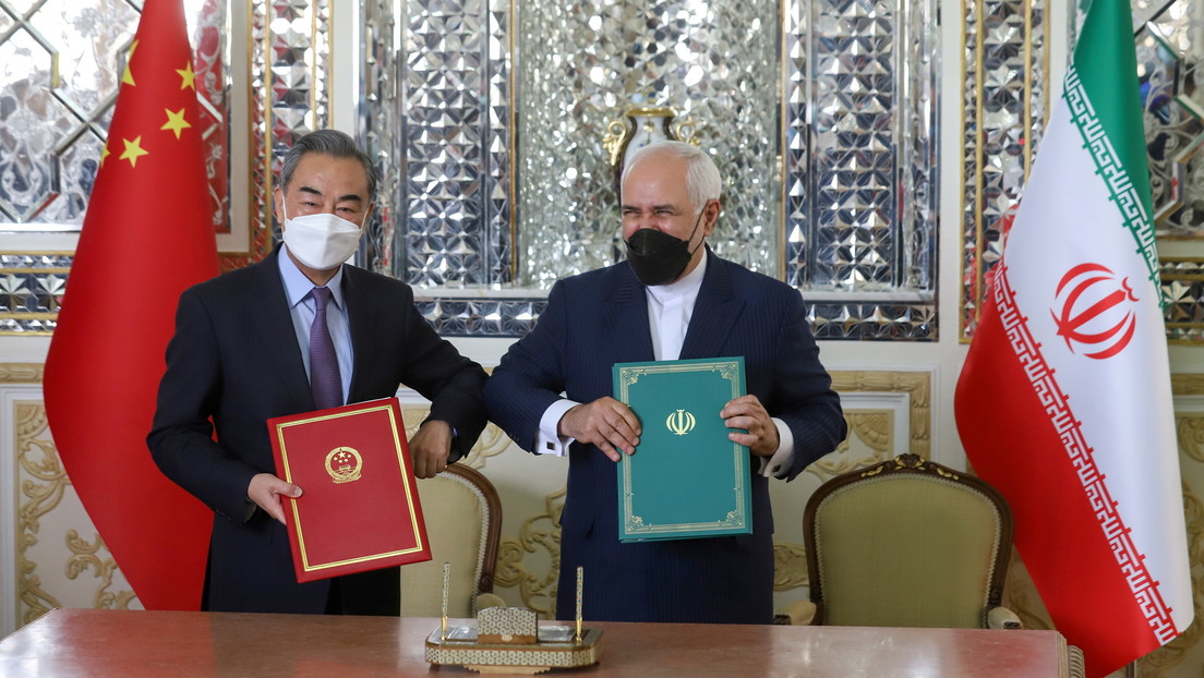 Mohamad Yavad Zarif y Wang Yi, durante la firma del acuerdo de cooperación 