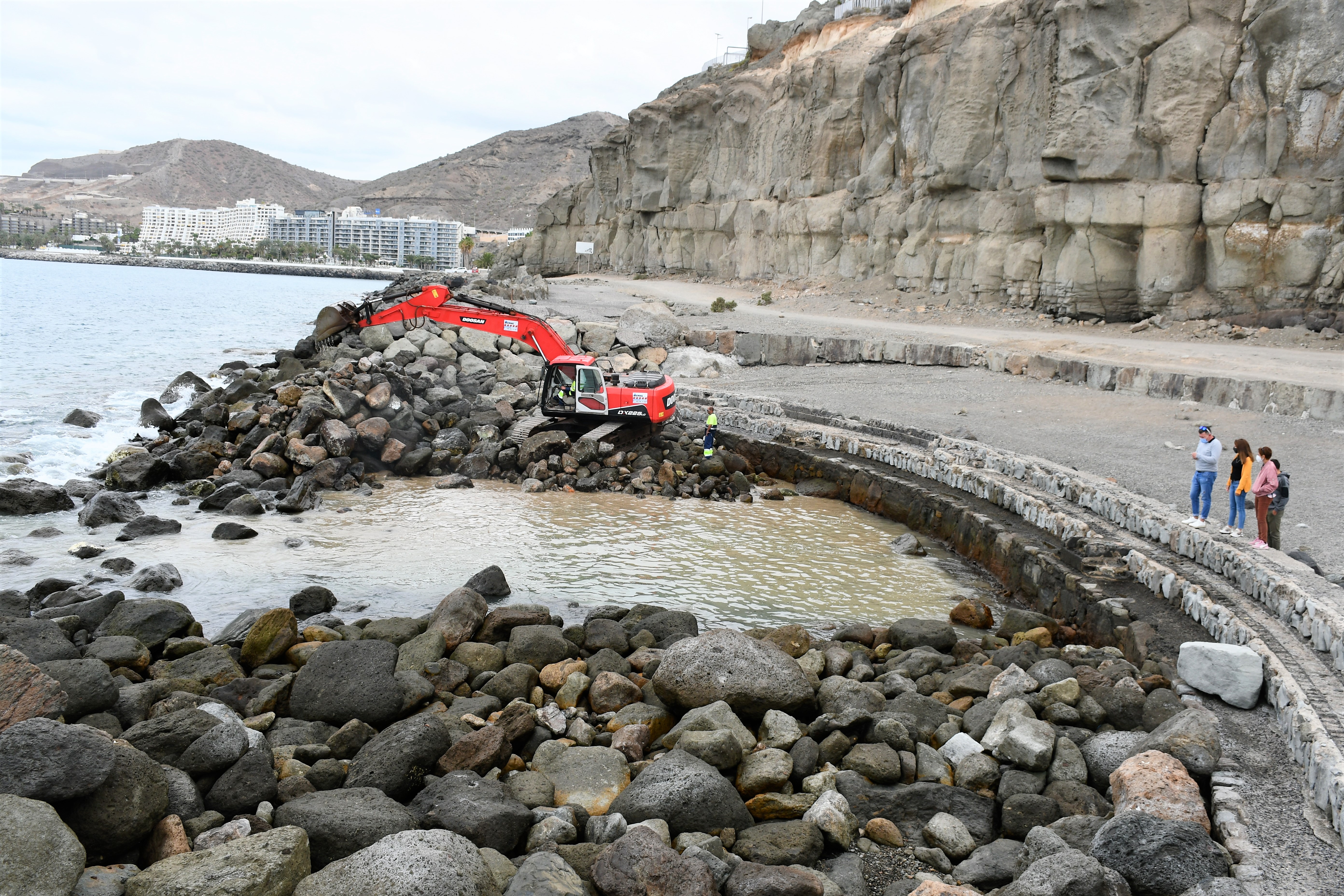 Obras de saneamiento de la piscina natural de Anfi en Mogán (Gran Canaria) / CanariasNoticias.es