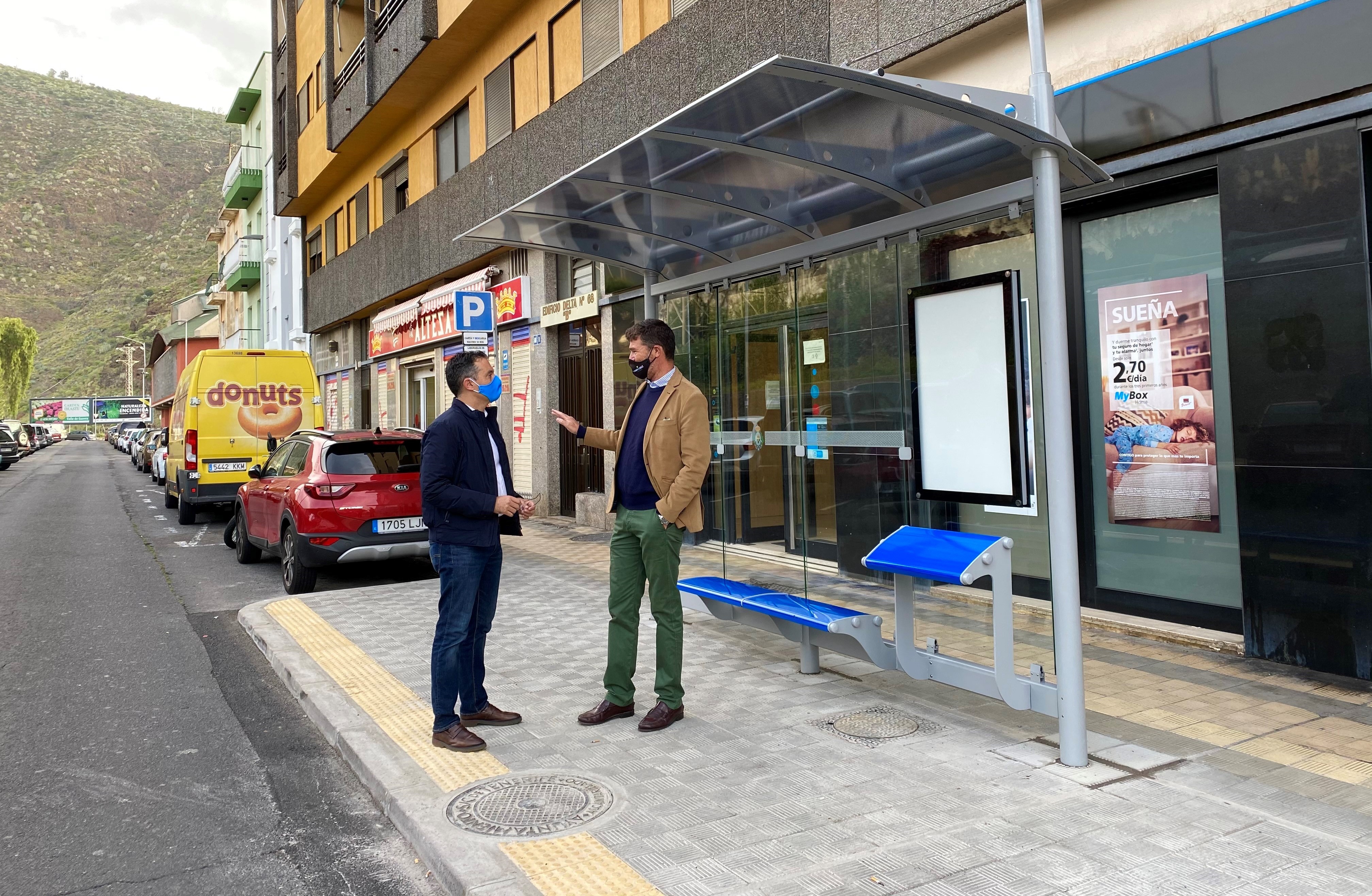 Los concejales Guillermo Díaz y Carlos Tarife visitan las marquesinas de SC Tenerife / CanariasNoticias.es