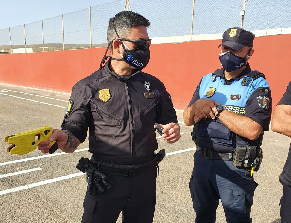La Policía Local de Puerto del Rosario se forma en el uso y manejo de pistolas Taser / CanariasNoticias.es