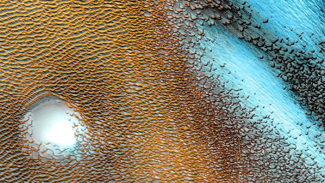 Dunas azules captadas en Marte