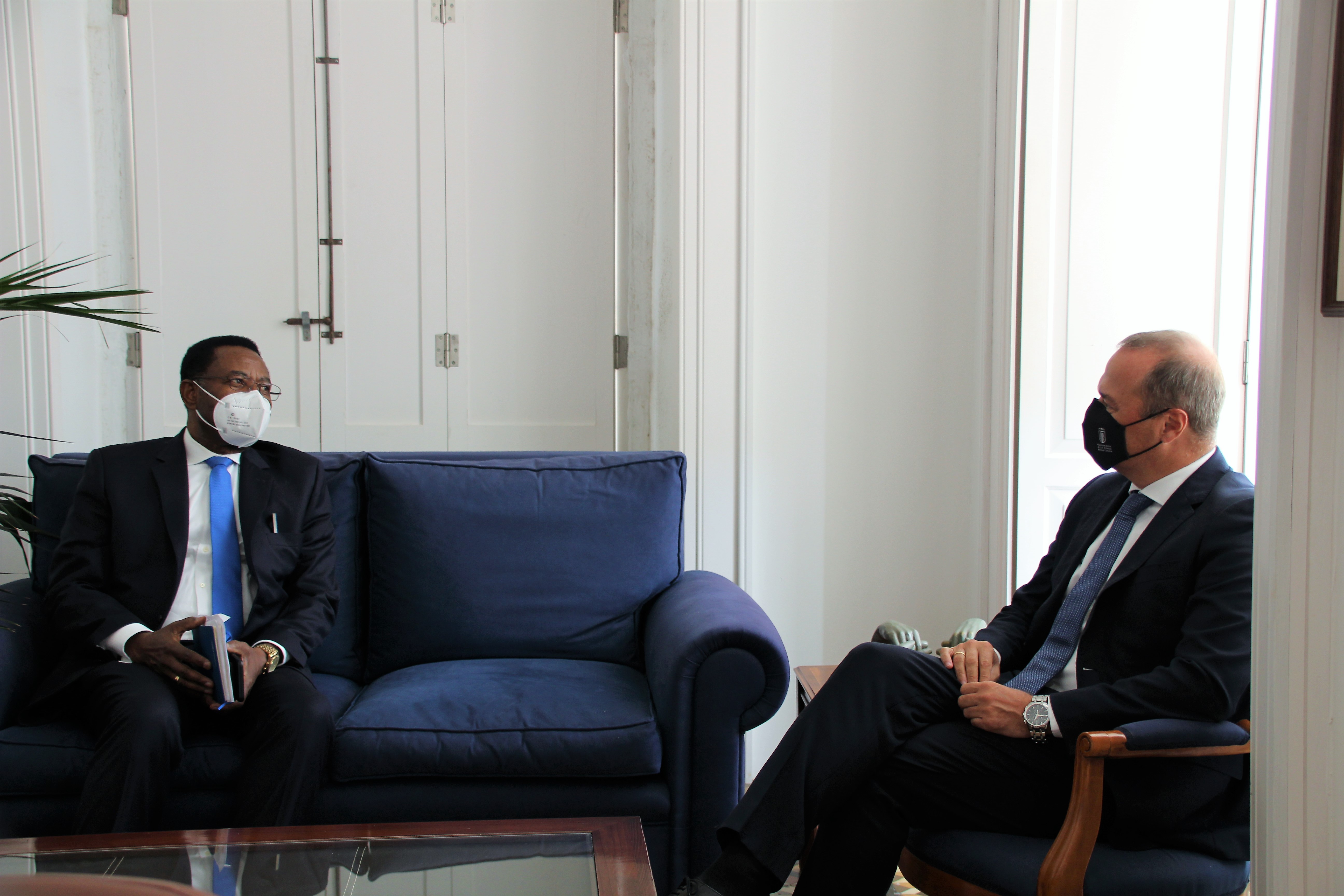 Encuentro de Augusto Hidalgo con el embajador de Guinea Ecuatorial en España / CanariasNoticias.es