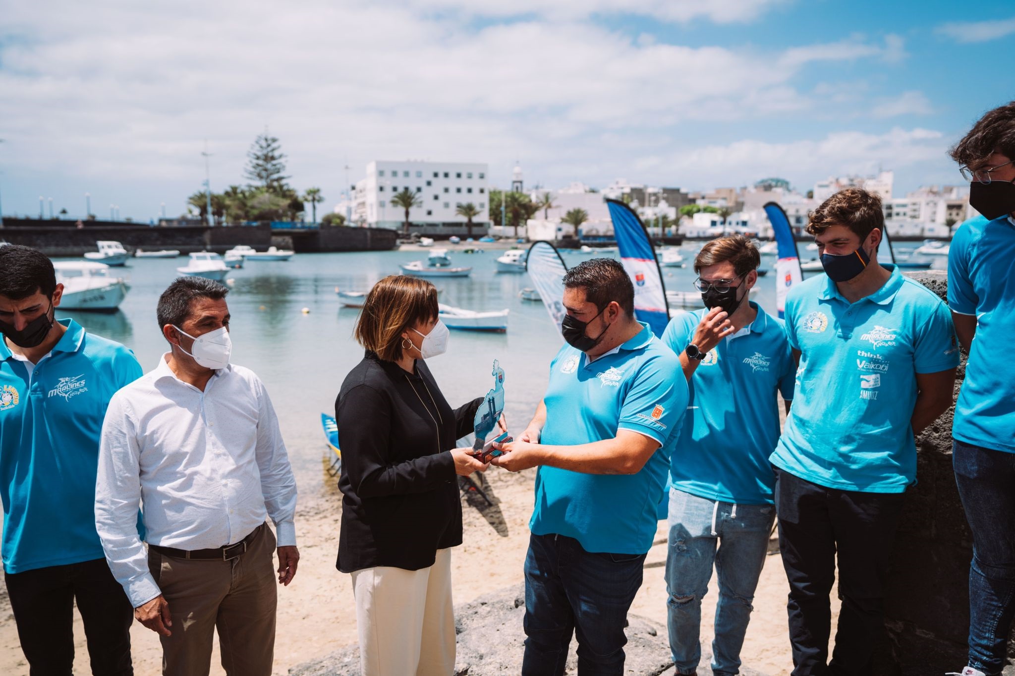 La alcaldesa Astrid Pérez y el concejal de Deportes Roy González felicitan al Club de Piragüismo Los Marlines de Lanzarote / CanariasNoticias.es