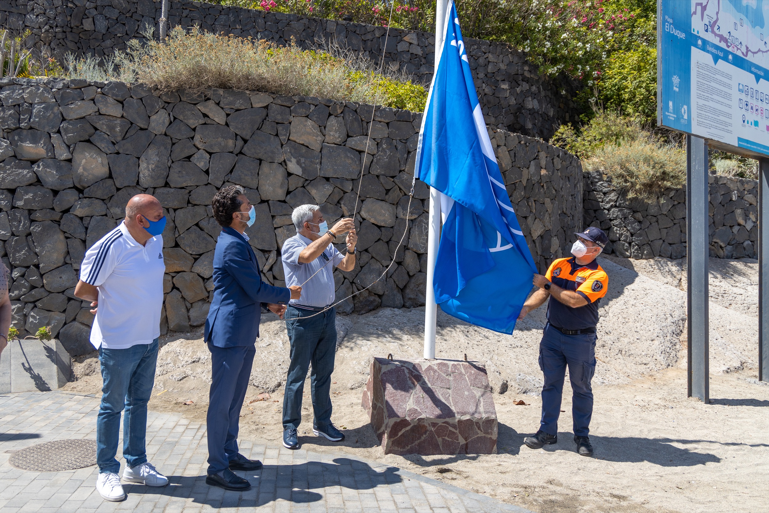 Izado de la bandera azul en la Playa del Duque en Adeje (Tenerife) / CanariasNoticias.es