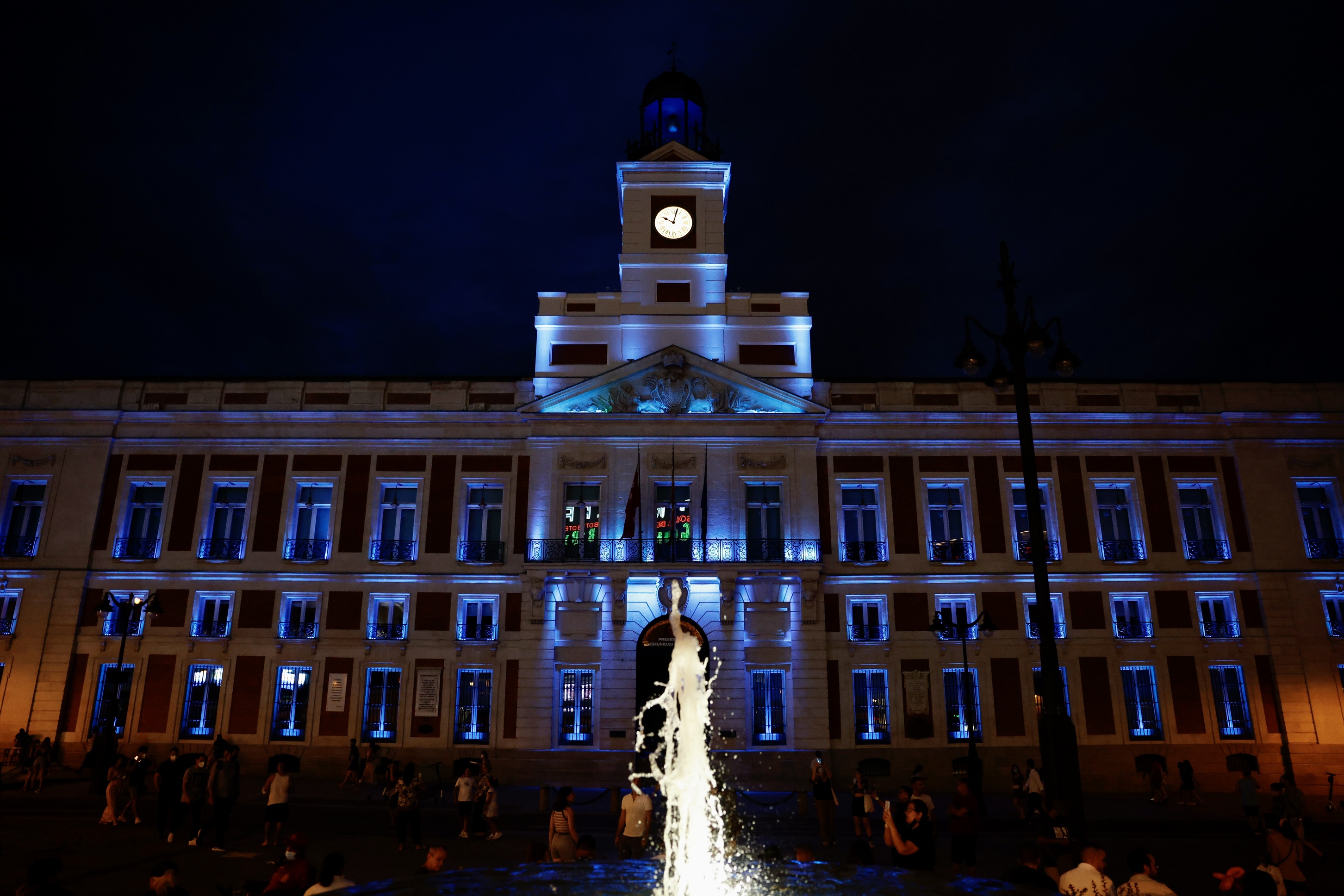 Madrid ilumina la fachada de la Real Casa de Correos