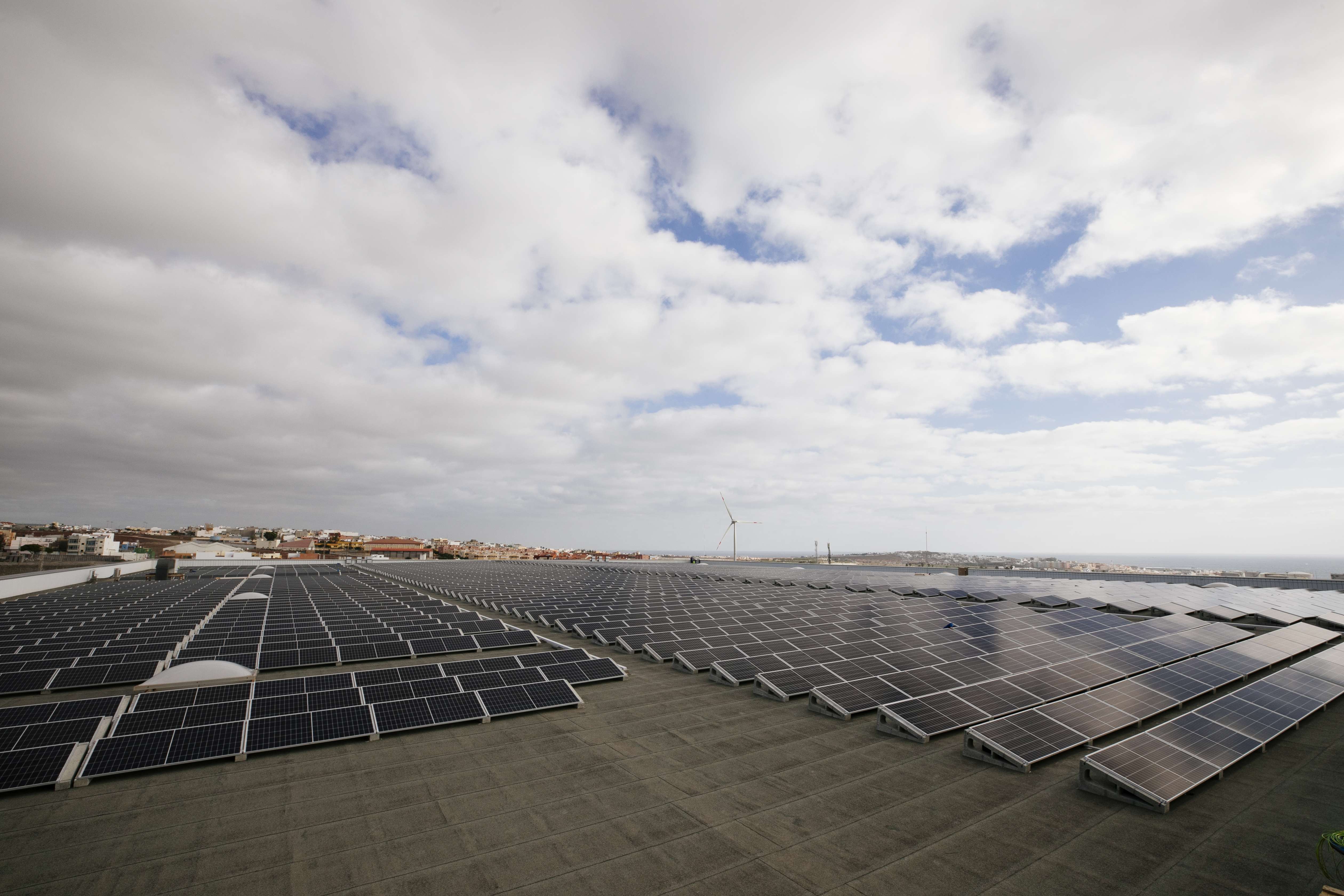 HiperDino y Endesa X inauguran una de las mayores instalaciones de autoconsumo fotovoltaico de Canarias