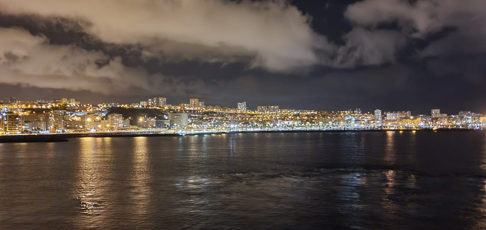 Las Palmas de Gran Canaria desde el mar y de noche/ canariasnoticias