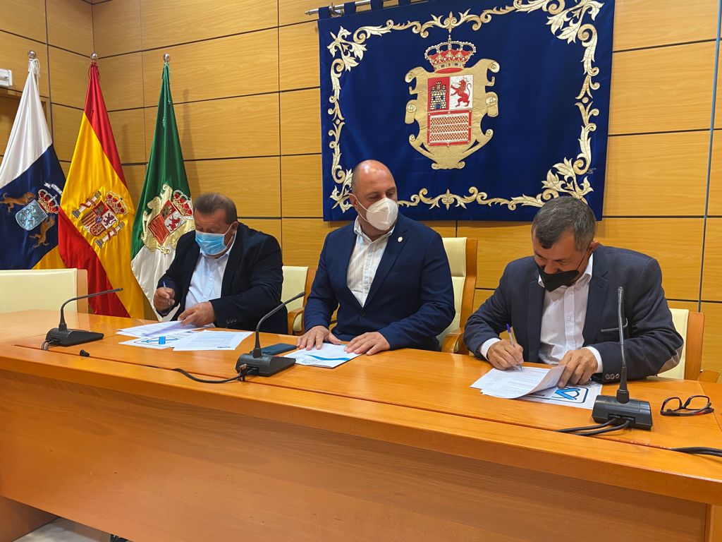 Firma del convenio para impulsar el comercio local en Antigua / CanariasNoticias.es