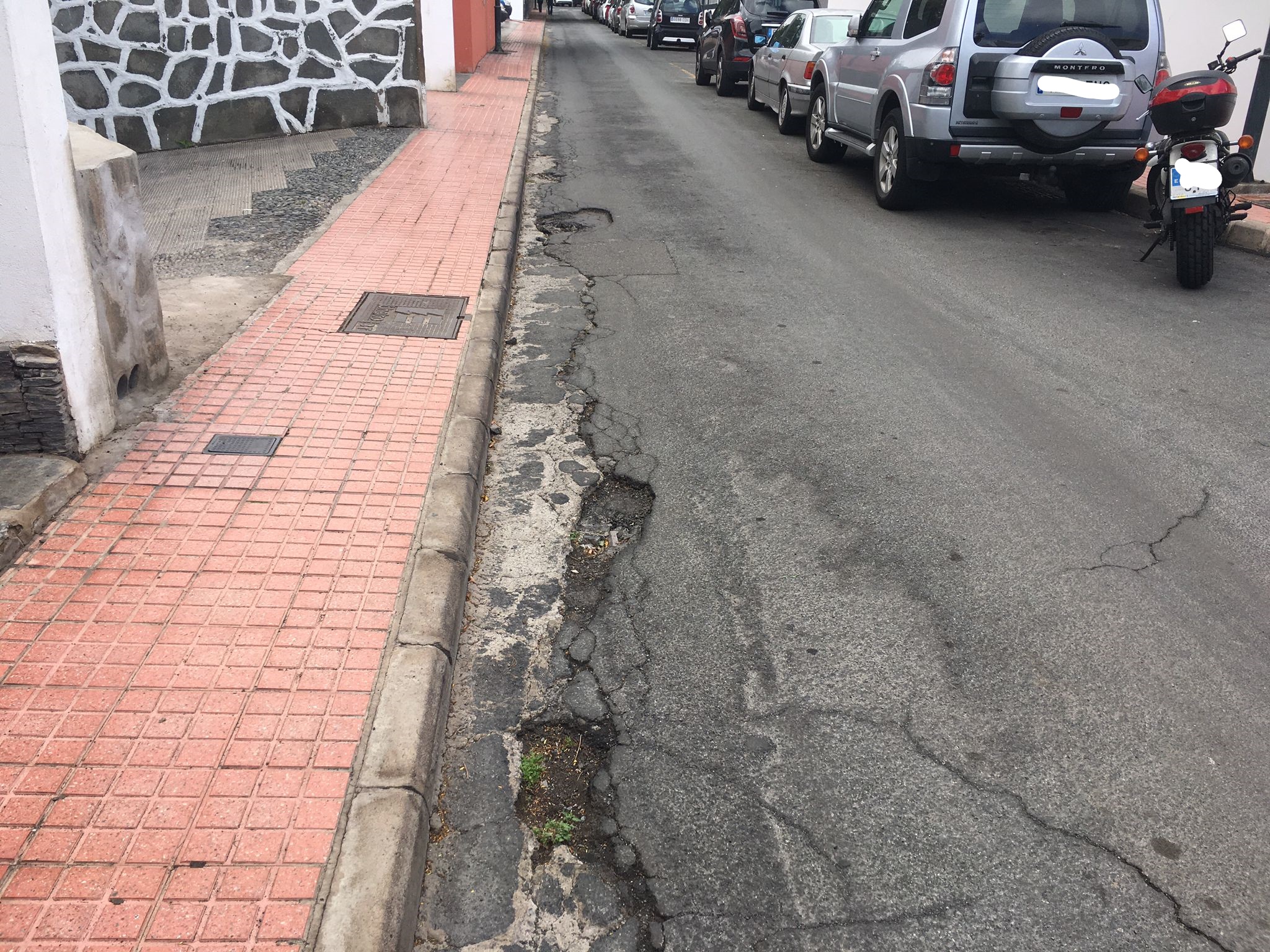 Mal estado del asfaltado en la calle Lope de Vega de Las Palmas de Gran Canaria / CanariasNoticias.es
