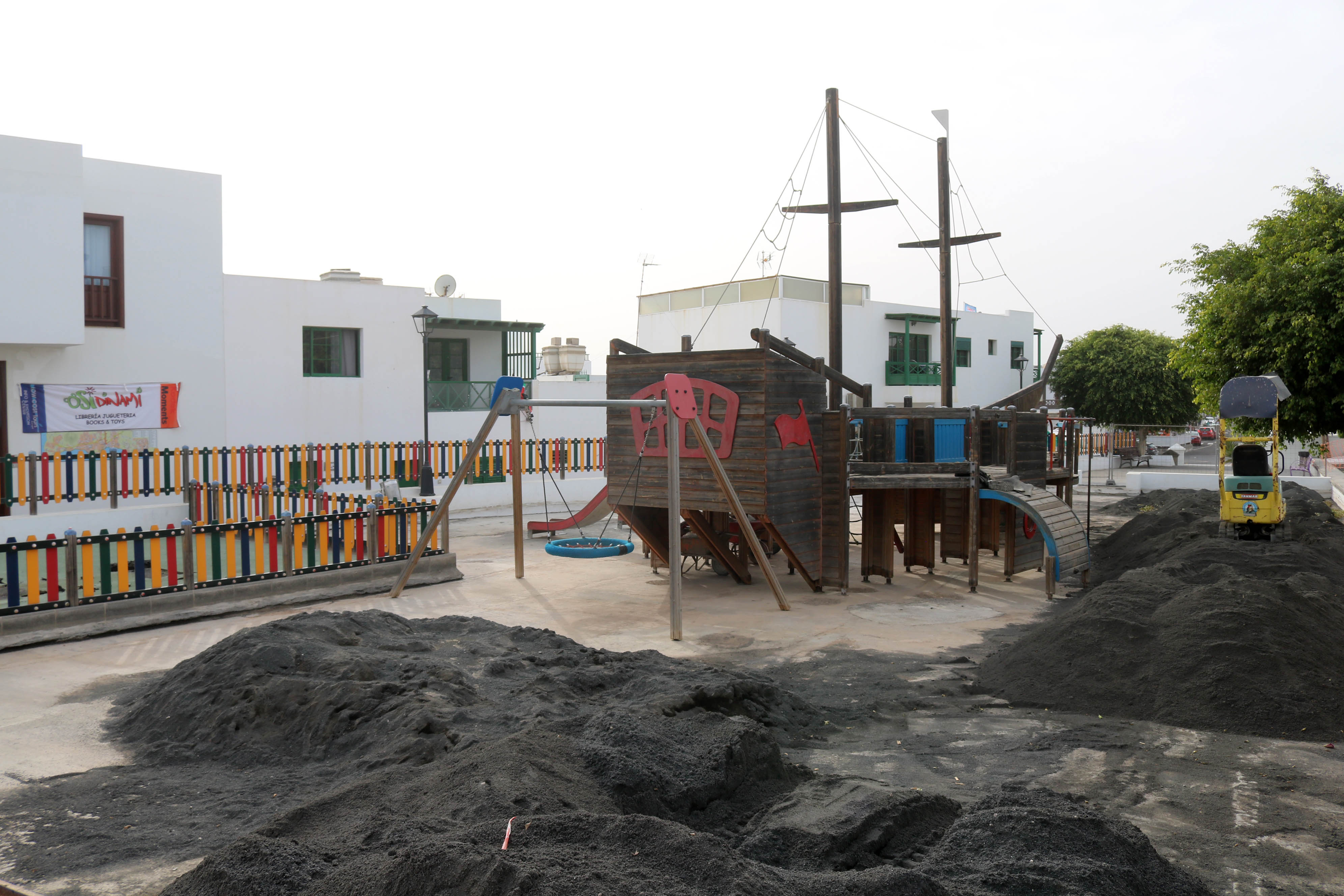 Obras de renovación de parques infantiles en Playa Blanca (Lanzarote) / CanariasNoticias.es