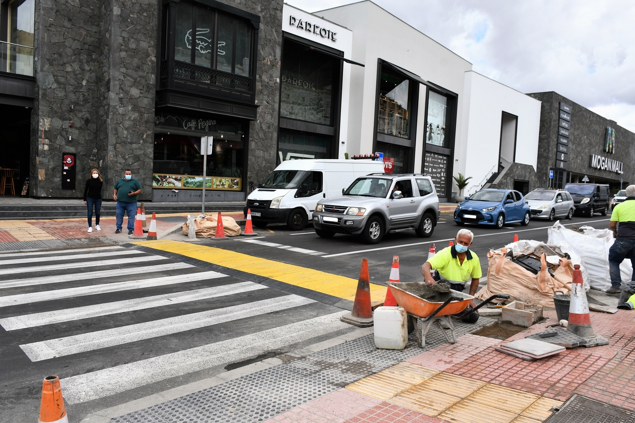 Obras de instalación de semáforos en la zona comercial de Puerto Rico en Mogán / CanariasNoticias.es