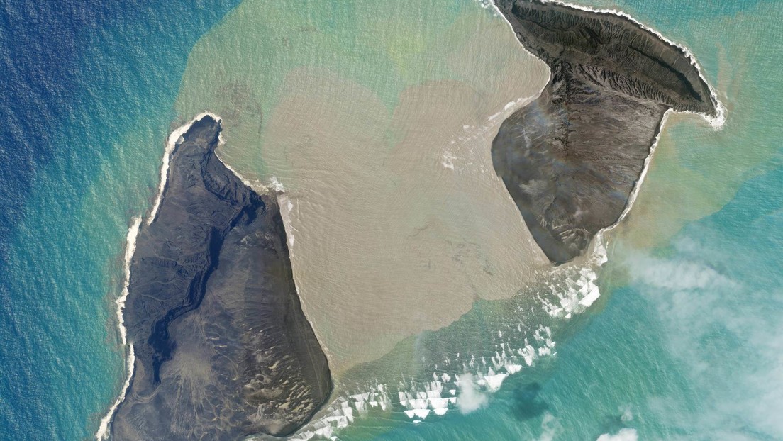 magen satelital muestra una isla creada por el volcán submarino Hunga-Tonga-Hunga-Ha'apai justo antes de la erupción masiva.