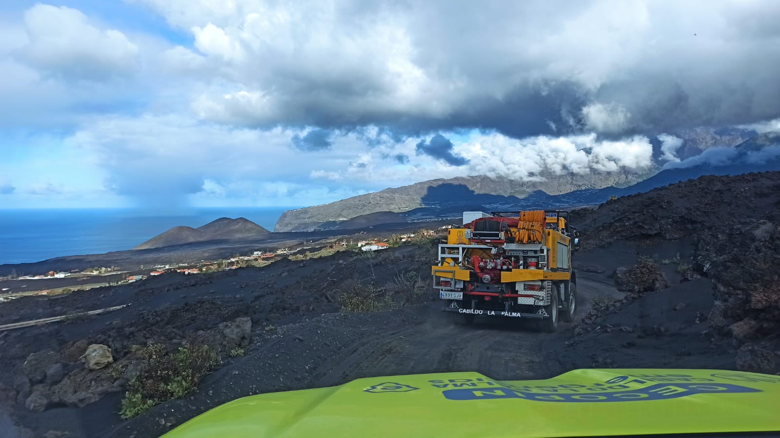 Reparto de agua en la zona afectada por el volcán de La Palma/ canariasnoticias.es