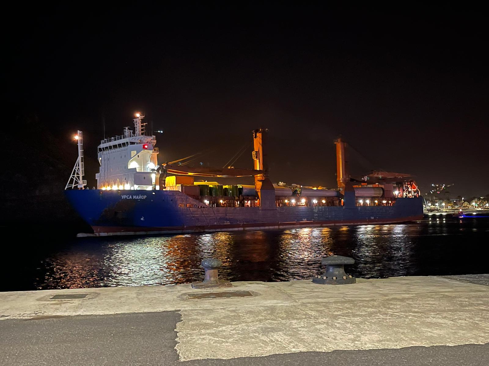 Barco con los componentes eólicos en el puerto de La Gomera / CanariasNoticias.es