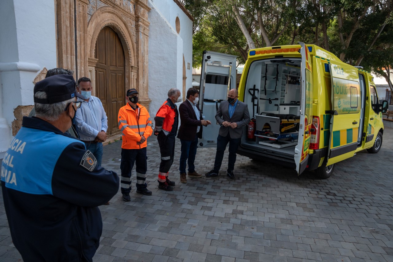 El  Cabildo de Fuerteventura entrega una ambulancia al Ayuntamiento de Pájara/ canariasnoticias.es