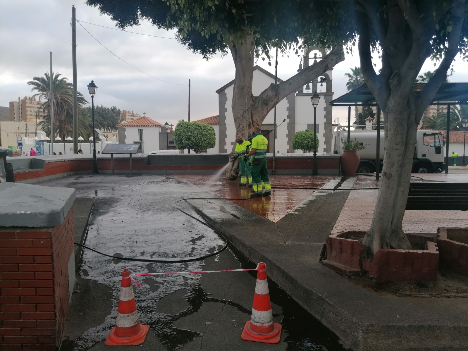 Limpieza de choque en el pueblo de Jinámar (Telde) / CanariasNoticias.es