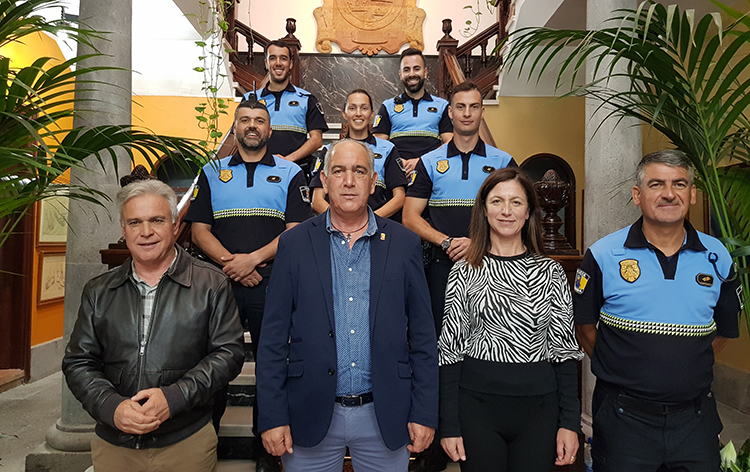 Los cinco nuevos policías locales de Teror ya son funcionarios de carrera / CanariasNoticias.es 