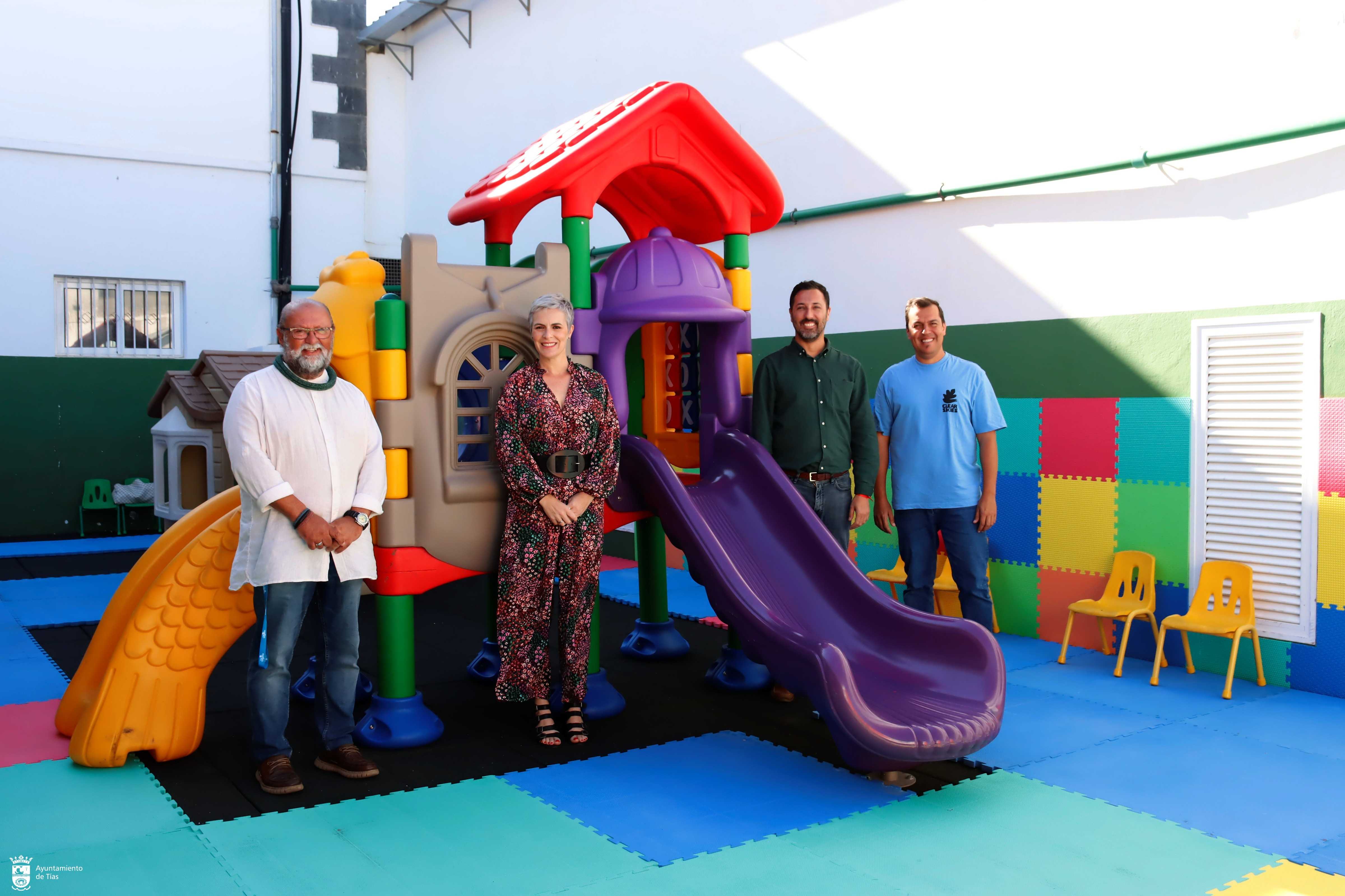 Fundación DinoSol dona un parque infantil al CEIP Alcalde Rafael Cedrés de Tías