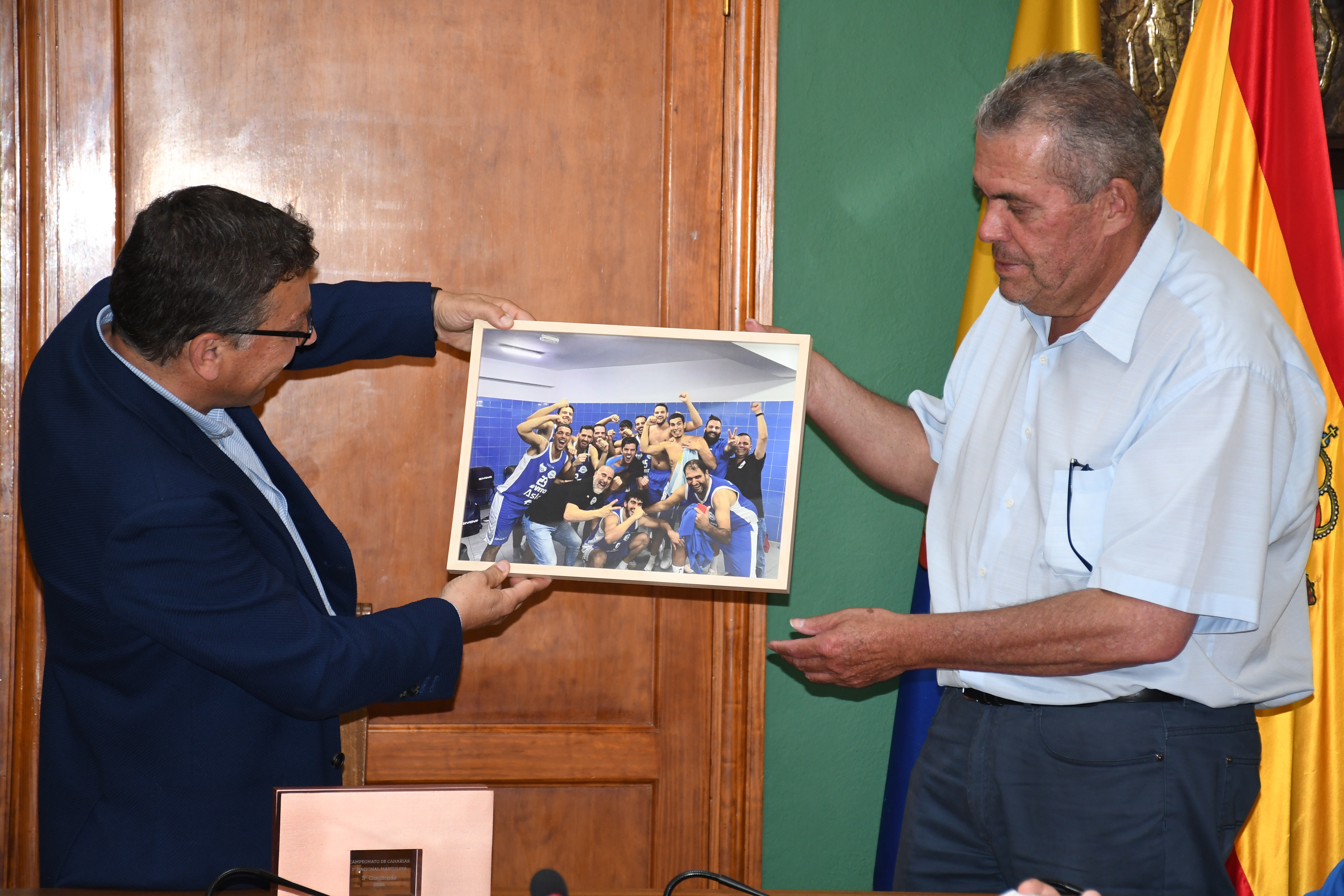 El alcalde de Valsequillo, Francisco Atta recibe al Club Baloncesto Roque Grande