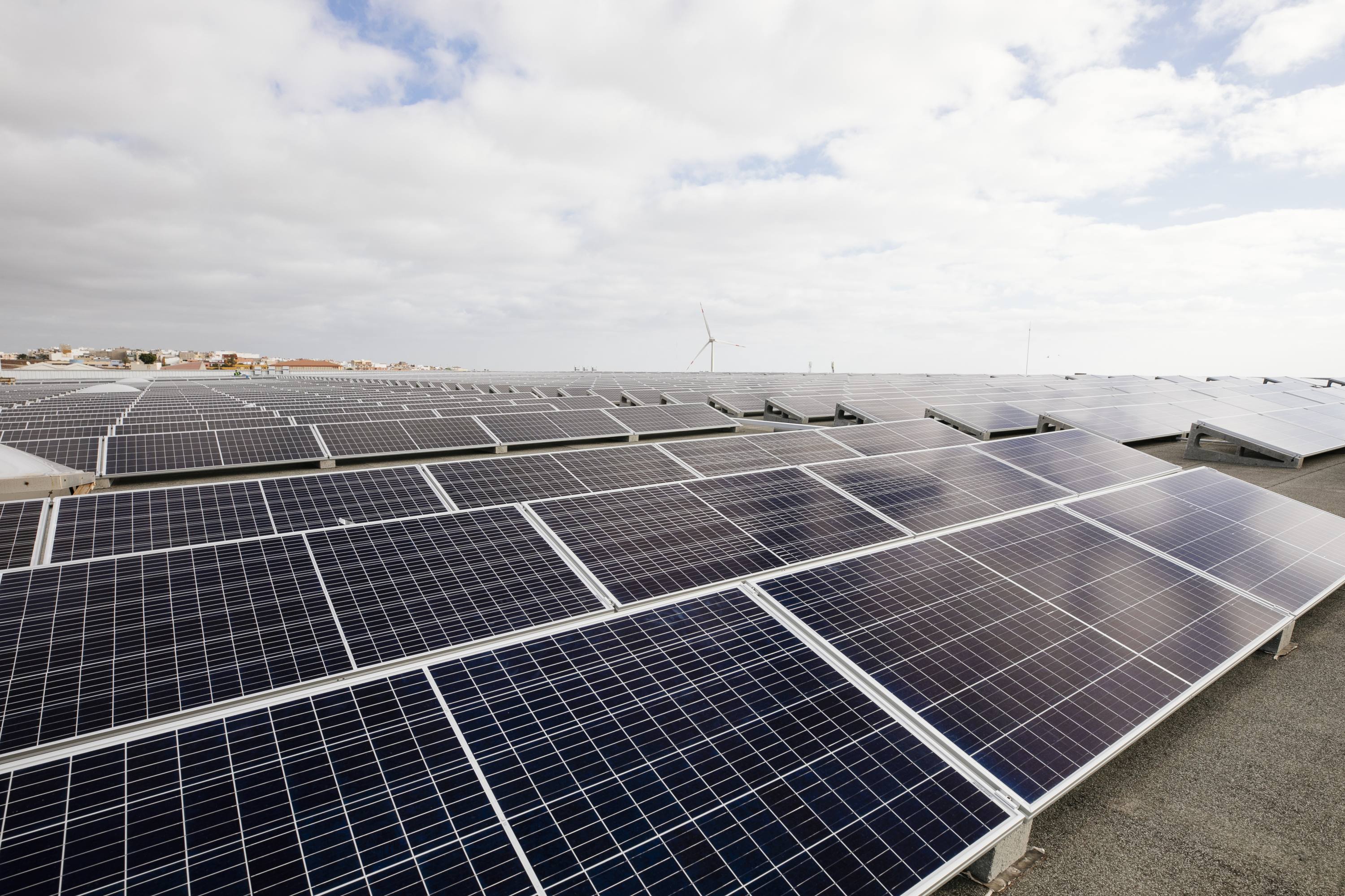 HiperDino trabaja en la puesta en marcha de 15 nuevas instalaciones fotovoltaicas