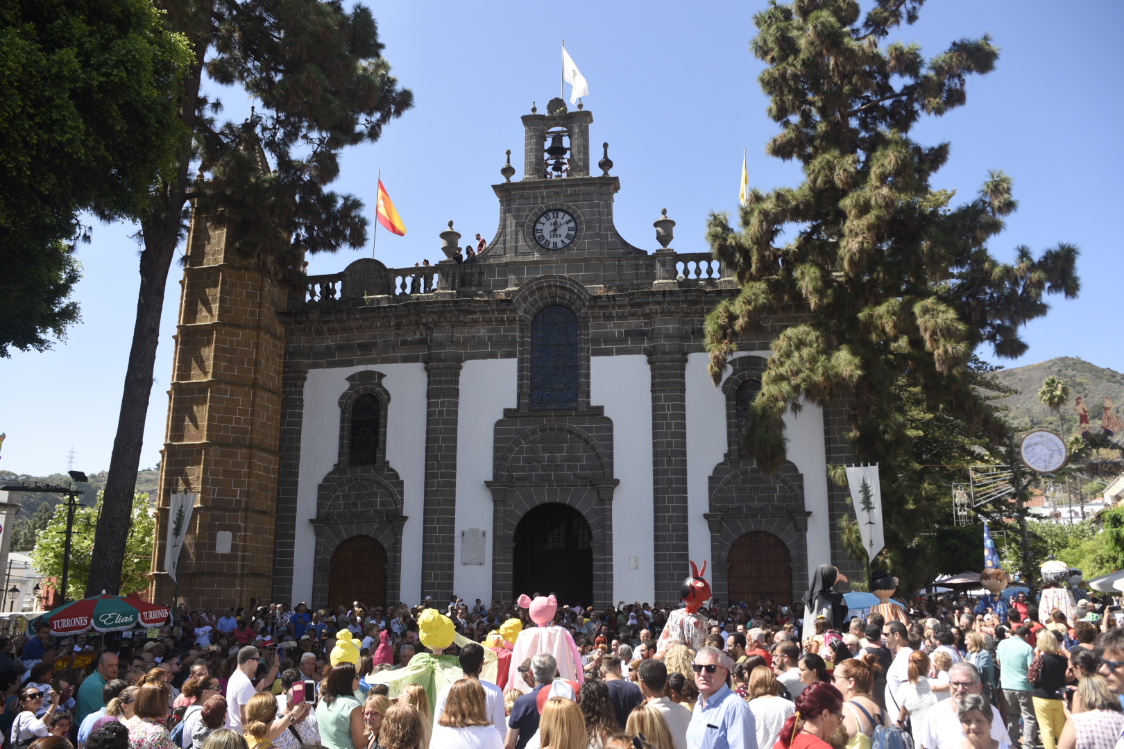 Subida de la Bandera en la Basílica del Pino en Teror (Gran Canaria) / CanariasNoticias.es