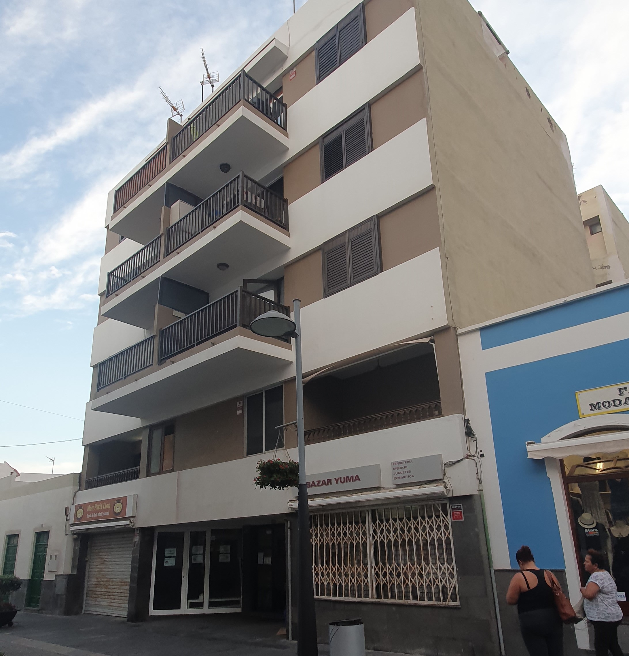 Desalojo preventivo del edificio Playa Mar en Candelaria / CanariasNoticias.es