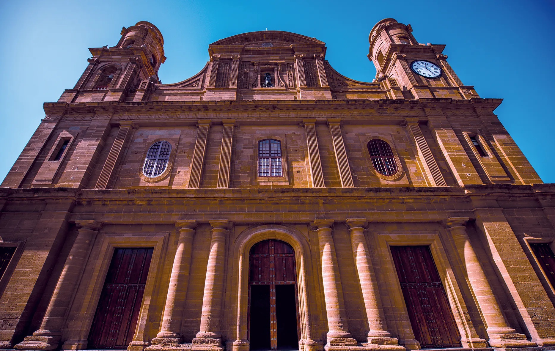 Gáldar pone a punto las campanas y el reloj del Santuario de Santiago