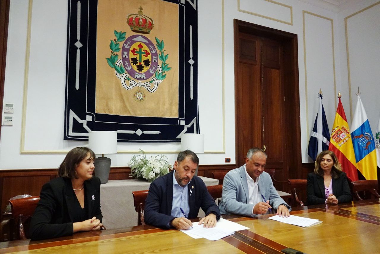 Firma del convenio entre Santa Cruz de Tenerife e HiperDino