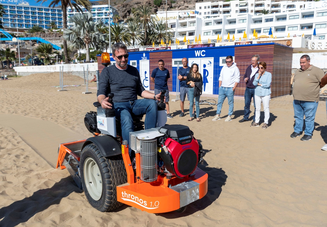 Máquina para la limpieza y desinfección de playas de Mogán / CanariasNoticias.es