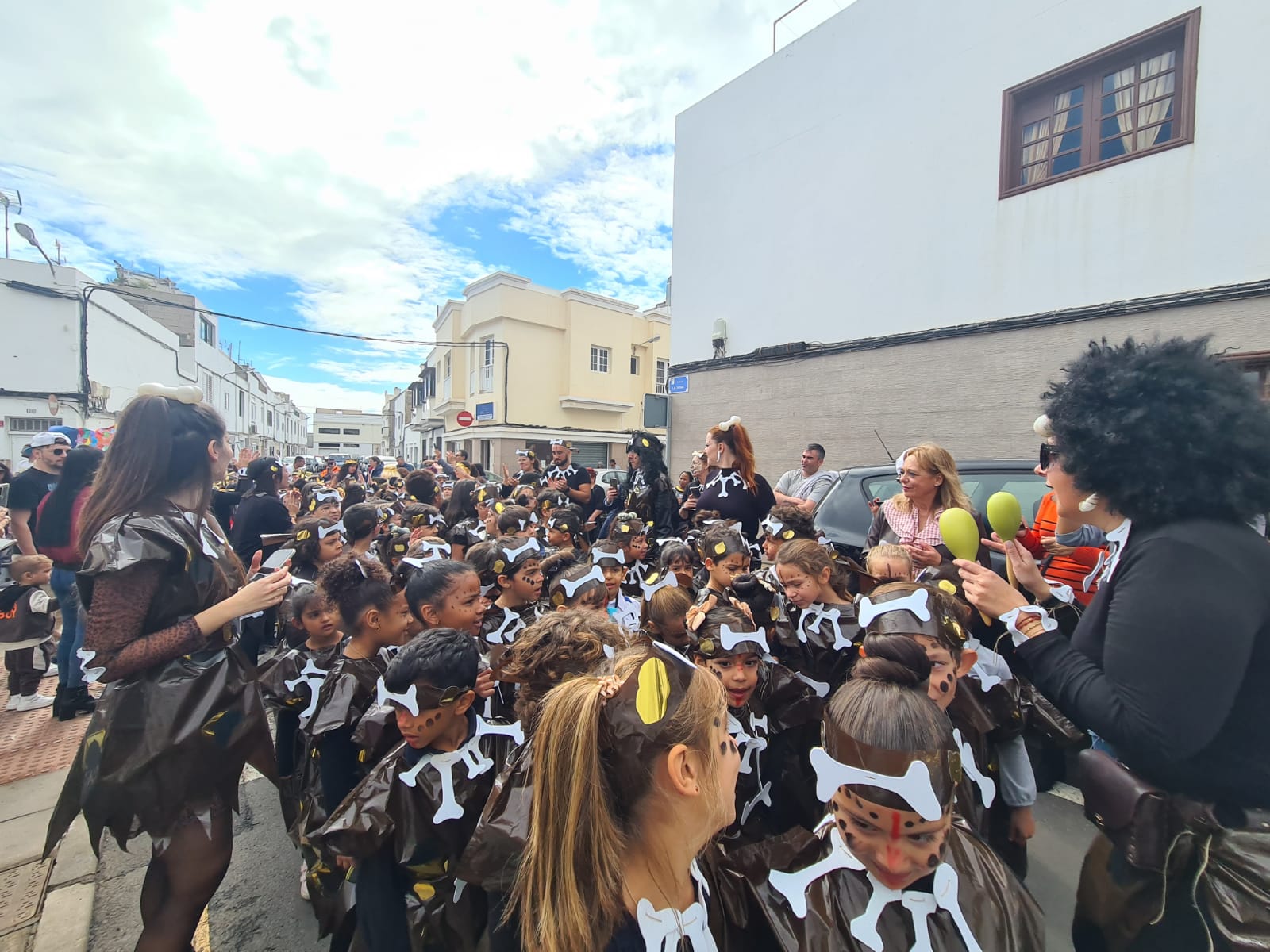 Más de 4.000 escolares disfrutan de los pasacalles en Arrecife/ canariasnoticias.es