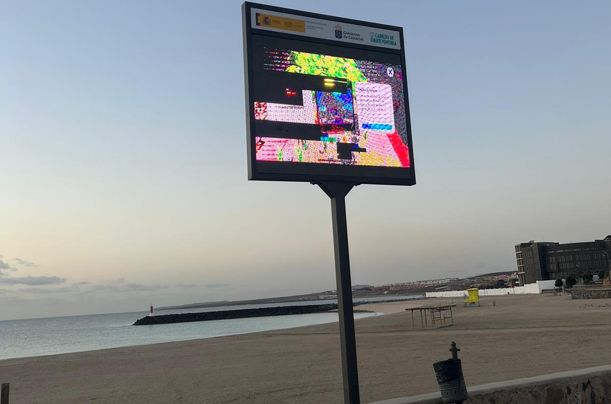 Estado de la pantalla digital tras el acto vandálico en Puerto del Rosario / CanariasNoticias.es 