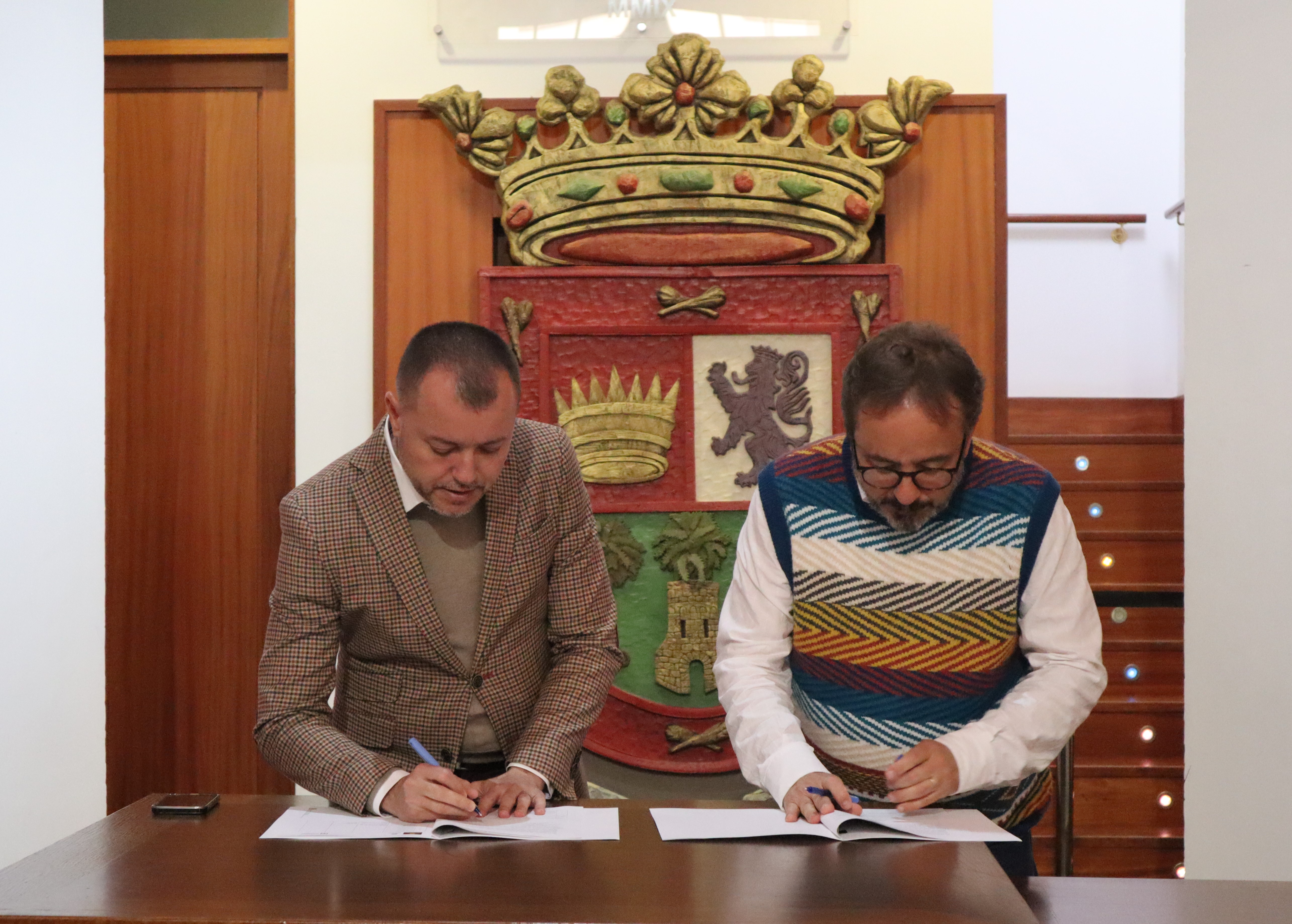 Firma del convenio de Punto de recarga vehículos eléctricos en Gáldar / CanariasNoticias.es