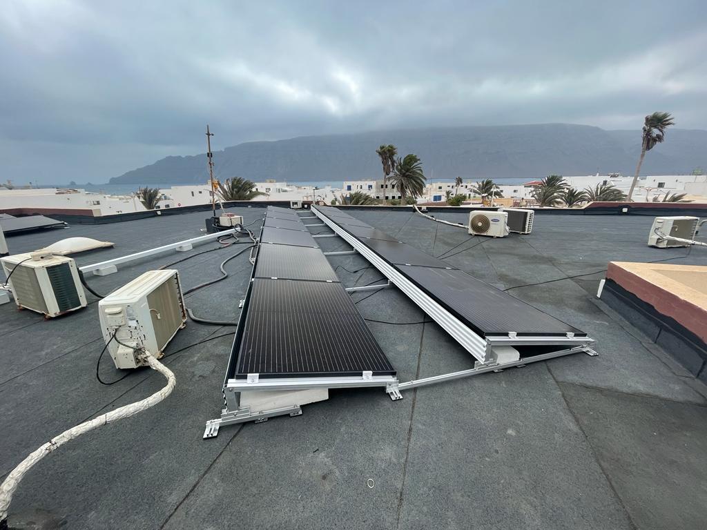 Instalación fotovoltaica del Consultorio de La Graciosa / CanariasNoticias.es 