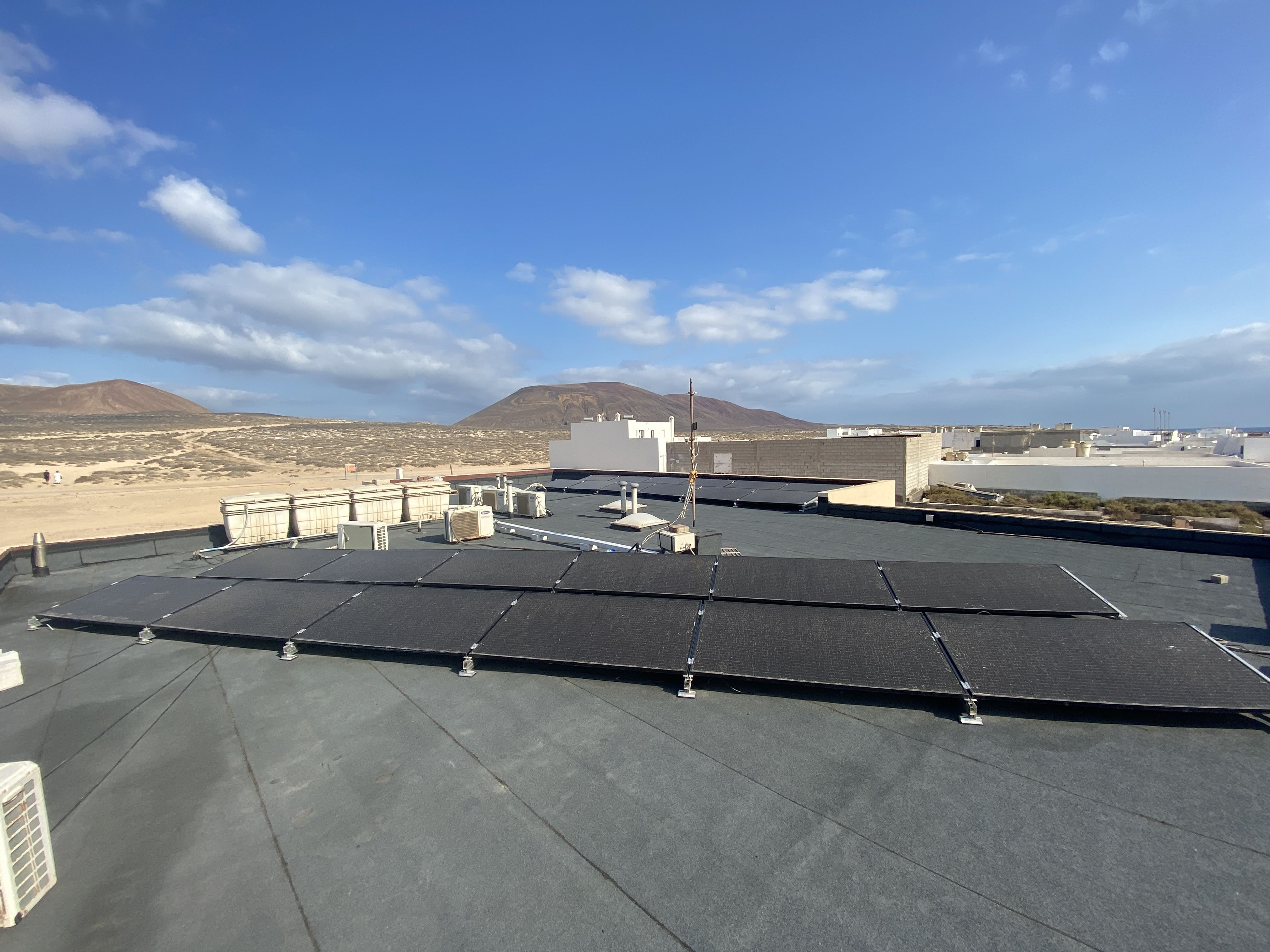 Instalación fotovoltaica del Consultorio de La Graciosa / CanariasNoticias.es 