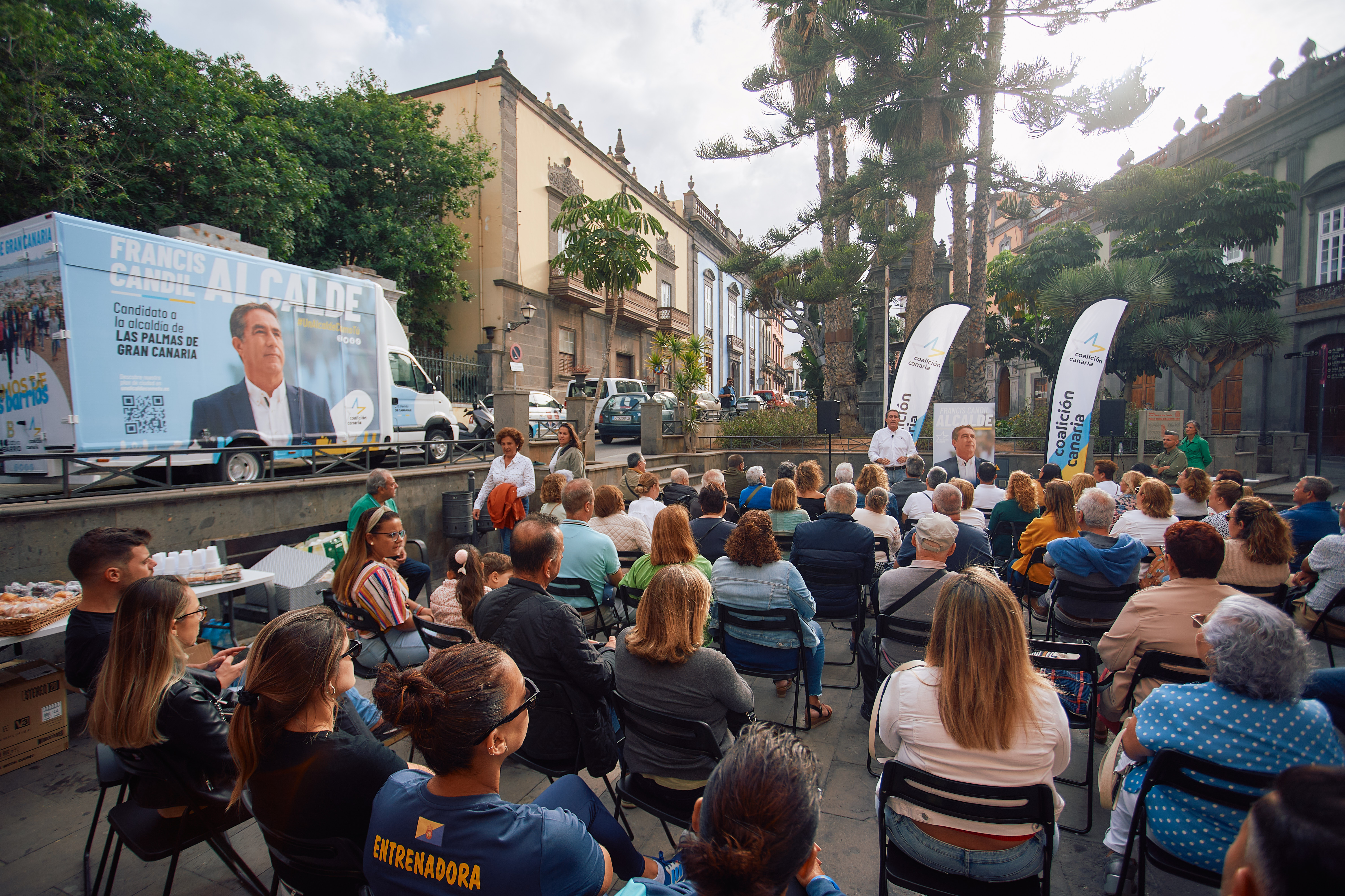 Francis Candil con los vecinos del Cono Sur / CanariasNoticias.es 